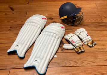 Cricket set, beenbeschermers, handschoenen en helm beschikbaar voor biedingen