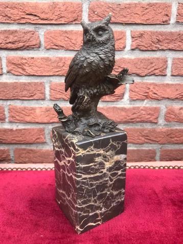 levensecht beeld van een uil, brons en marmer beschikbaar voor biedingen