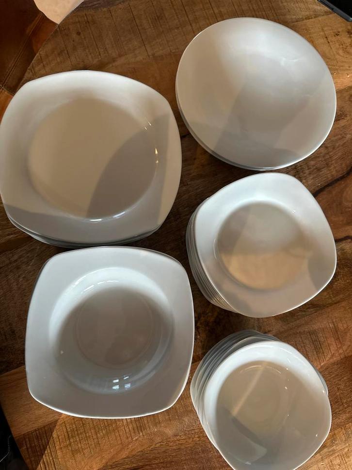 Bordenset - Diverse witte borden, Huis en Inrichting, Keuken | Servies, Gebruikt, Compleet servies, Effen, Keramiek, Ophalen
