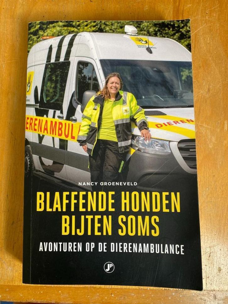 Blaffende honden bijten soms - Nancy Groeneveld, Boeken, Biografieën, Zo goed als nieuw, Overige, Ophalen of Verzenden
