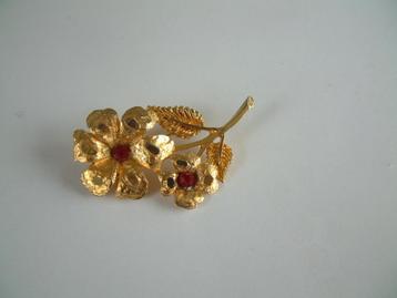 prachtige vintage bloem broche met 2 rode steentjes nr.3 beschikbaar voor biedingen