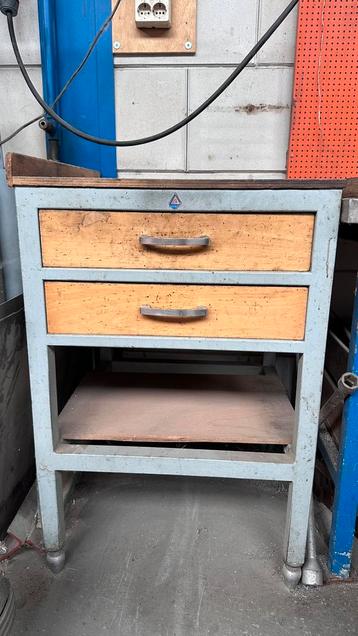 Vintage werktafel beschikbaar voor biedingen