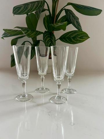 4 of meer vintage champagne flutes. 150 ml beschikbaar voor biedingen