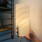Vintage wandlamp kunststof streep messing details, Ophalen of Verzenden, Gebruikt, Metaal, Retro, vintage, wandlamp