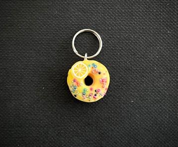 Bedel / hangertje - Donut met sprinkels beschikbaar voor biedingen