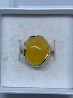 Zilveren ring met natuurlijke Baltische Amber maat 16., Sieraden, Tassen en Uiterlijk, Ringen, Overige kleuren, Nieuw, Kleiner dan 17