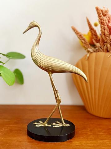 Messing vogel op voet beschikbaar voor biedingen