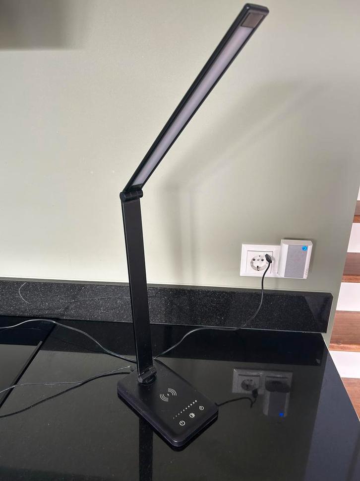 Compacte LED Bureaulamp met Draadloos Opladen, Huis en Inrichting, Lampen | Tafellampen, Nieuw, Minder dan 50 cm, Kunststof, Ophalen of Verzenden