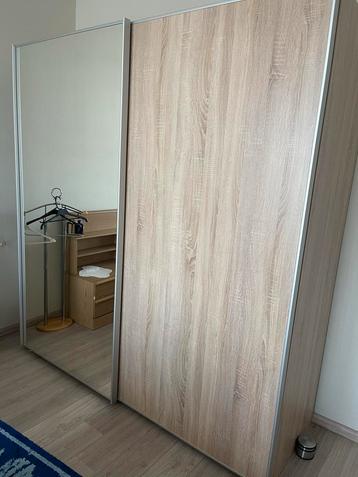 Kwaliteitskast met schuifdeuren en spiegel beschikbaar voor biedingen