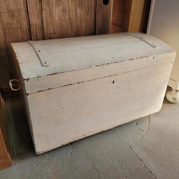 Brocante oude kist dekenkist speelgoedkist opbergkist beschikbaar voor biedingen