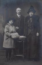 Fotokaart Deftig gezin ( hoeden, stola en mof ), Gebruikt, Verzenden, Foto, Klederdracht