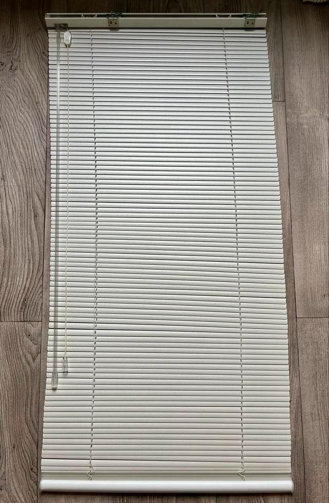 Nieuwe smalle jaloezieën, Huis en Inrichting, Stoffering | Gordijnen en Lamellen, Nieuw, Minder dan 100 cm, Minder dan 50 cm, Wit