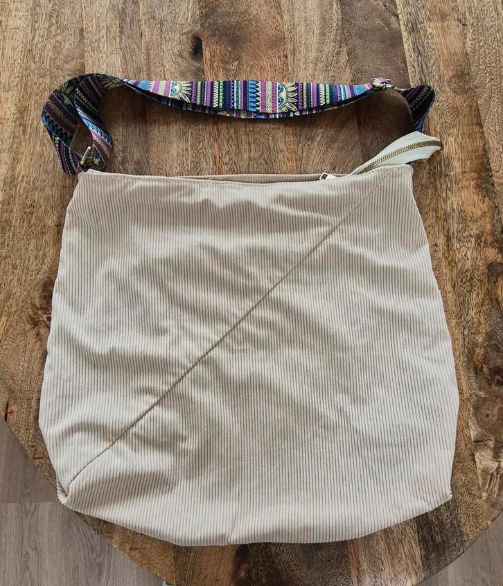 Beige Schoudertas met kleurrijke band, Sieraden, Tassen en Uiterlijk, Tassen | Damestassen, Zo goed als nieuw, Schoudertasje, Beige