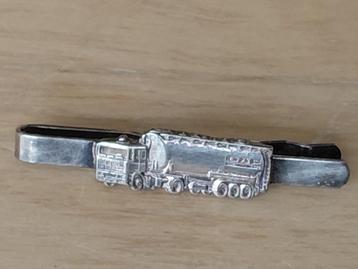 ZIlveren dasspeld Daf tankwagen. / Vrachtwagen  beschikbaar voor biedingen