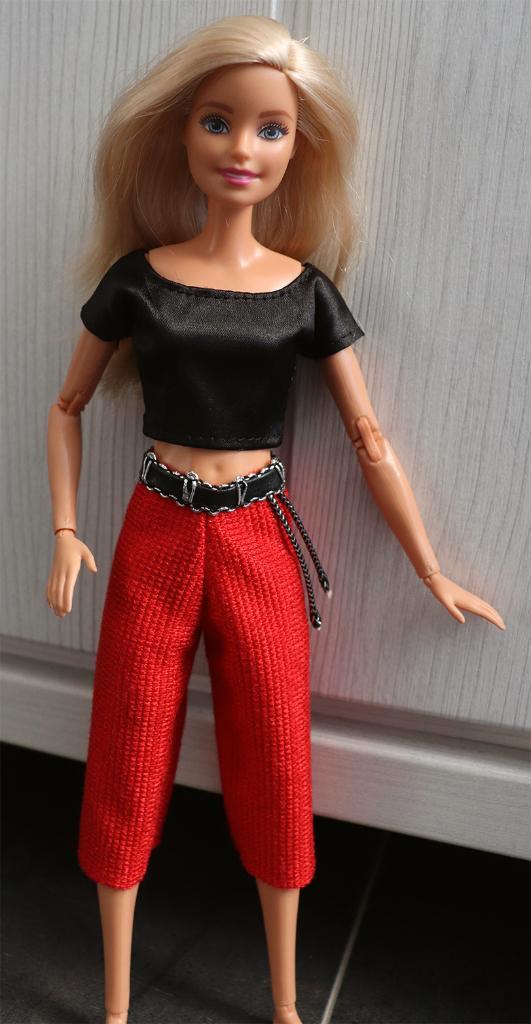 Barbie kleding nieuw - Outfit zwart topje met rode broek, Kinderen en Baby's, Speelgoed | Poppen, Nieuw, Barbie, Ophalen of Verzenden