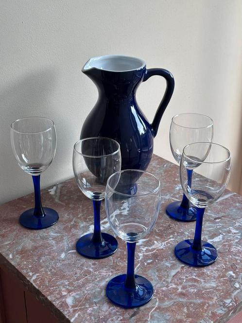 Wijnglazen op blauwe voet incl kan, glazen, glaswerk, Verzamelen, Glas en Borrelglaasjes, Zo goed als nieuw, Overige typen, Ophalen of Verzenden