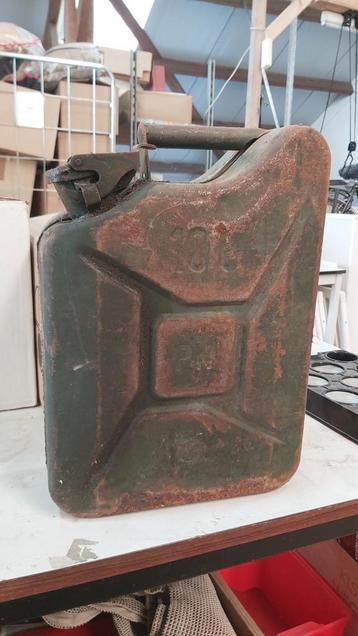 10 liter metalen jerrycan.
 beschikbaar voor biedingen
