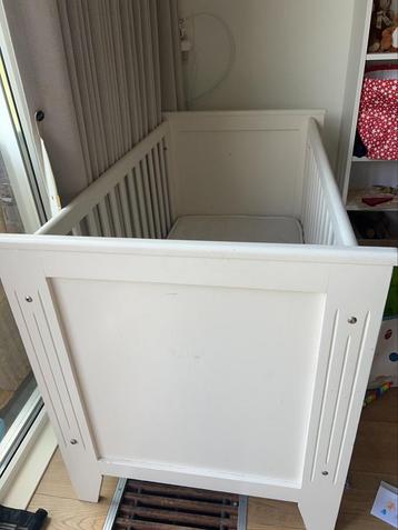 Wit houten ledikant met matras stevig en netjes, ophalen beschikbaar voor biedingen