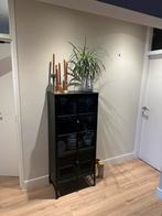 Zwart kastje met glazen deurtjes, Huis en Inrichting, Ophalen, 50 tot 100 cm, Zo goed als nieuw, Metaal