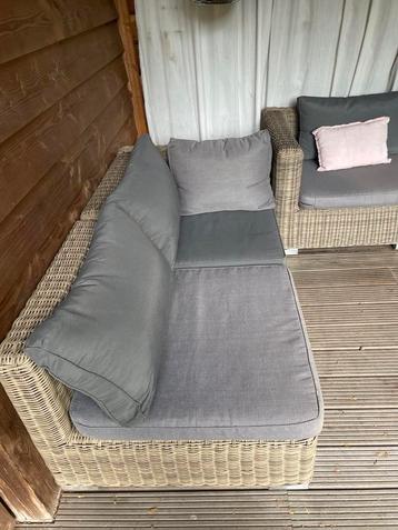 Loungeset met grijze kussens beschikbaar voor biedingen