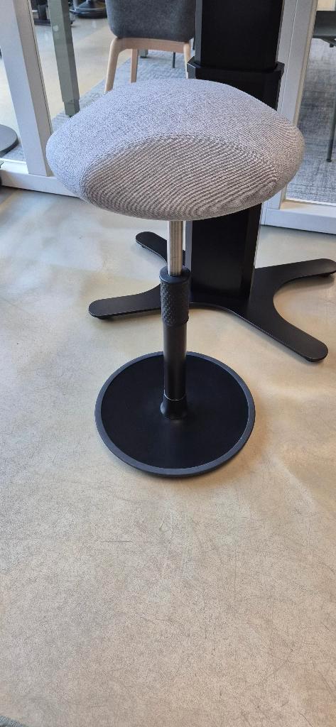 Hele mooie nieuwe ONGO Free balanskruk aangeboden. Nieuw., Huis en Inrichting, Bureaustoelen, Nieuw, Bureaukruk, Grijs, Ophalen