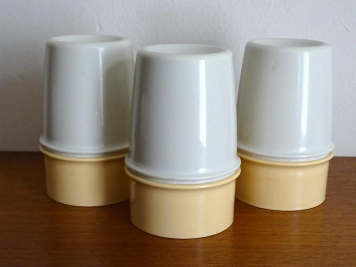 drie Vintage Tupperware eierdoppen met warmhouder, Huis en Inrichting, Keuken | Tupperware, Gebruikt, Overige typen, Geel, Wit