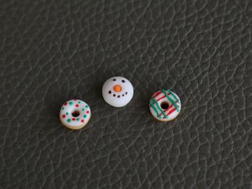 Kerst donuts met ruitjes of spikkels en sneeuwmancookies. beschikbaar voor biedingen