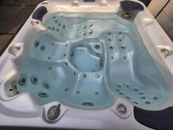 5 pers jacuzzi🏊‍♂️ 2 LIGPLAATSEN ‼️ 208 x 208 x 95 cm  beschikbaar voor biedingen