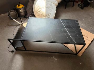 Mooi salon tafel met marmerblad en krantenvakje beschikbaar voor biedingen