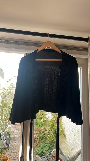 Zwart fijnbrei bolero/ wikkelvestje van Yoek. beschikbaar voor biedingen