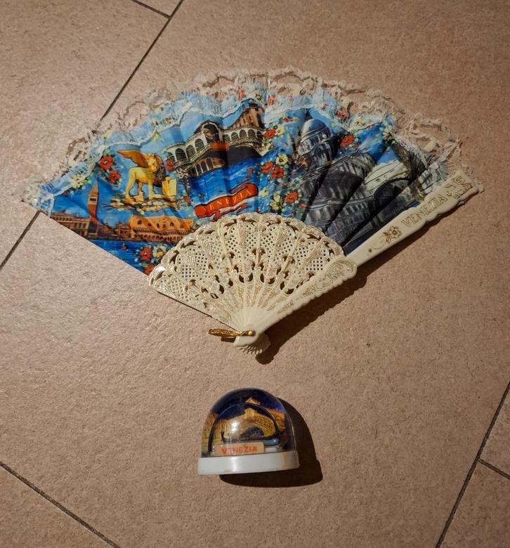 Vintage Venetië kitsch souvenirs een sneeuwbol en waaier, Verzamelen, Overige Verzamelen, Gebruikt, Ophalen of Verzenden