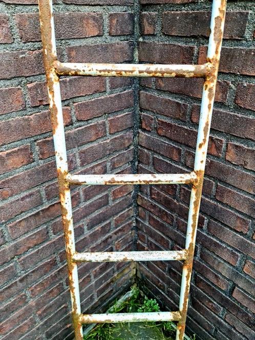 Metalen ladder antiek met patina ophangbaar ter decoratie, Antiek en Kunst, Curiosa en Brocante, Ophalen