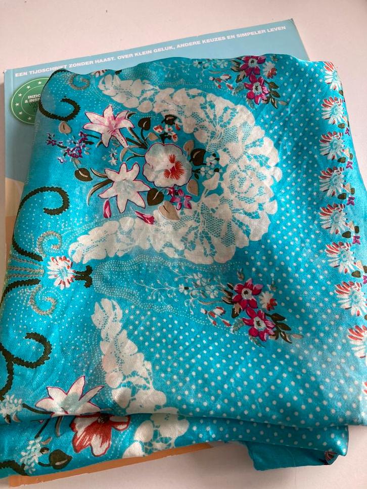 Zijde SJAAL silk met mooie Print 80 x 80 cm, Kleding | Dames, Mutsen, Sjaals en Handschoenen, Zo goed als nieuw, Sjaal, Maat 38/40 (M)