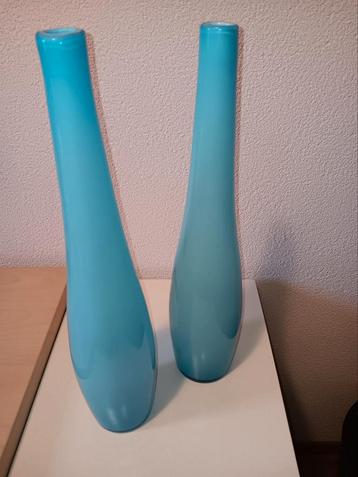 2 turquoise blauwe vazen/flessen.
Hoogte 46 cm.
Onbeschadigd beschikbaar voor biedingen