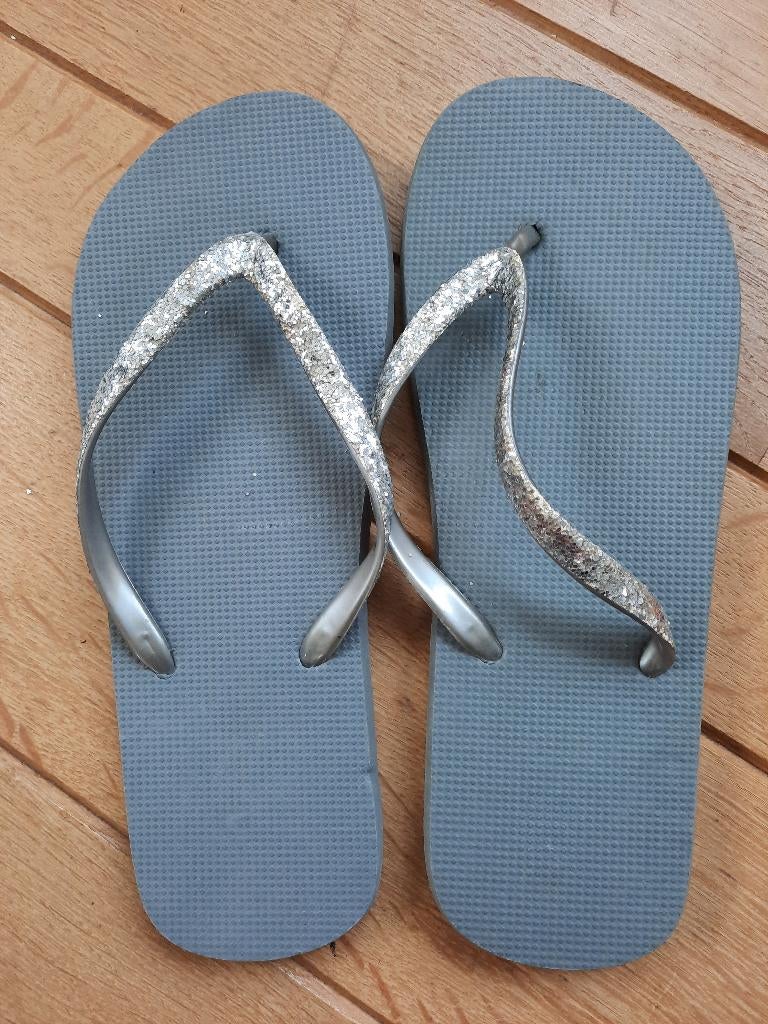 Teenslippers grijs zilver - maat 42/43 - flip flops slippers, Kleding | Dames, Schoenen, Ophalen of Verzenden, Grijs