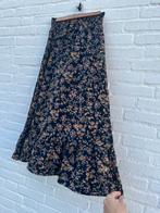 Zwierige Bloemenrok donkerblauw met bloemen | Maat M / L, Ophalen of Verzenden, Zo goed als nieuw, Blauw, Onder de knie