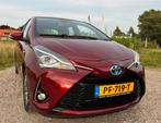 Toyota Yaris 1.5 Hybrid 100pk 5D CVT 2017 Rood, Auto's, 1497 cc, 4 cilinders, Origineel Nederlands, Te koop