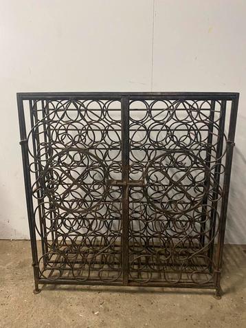 Antiek frans wijnrek beschikbaar voor biedingen