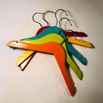 Vijf gekleurde kinder kledinghangers, hout, Kinderen en Baby's, Kinderkamer | Inrichting en Decoratie, Ophalen of Verzenden, Zo goed als nieuw