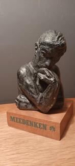 parodie op "de Denker" van Rodin, meedenken...., Antiek en Kunst, Ophalen of Verzenden