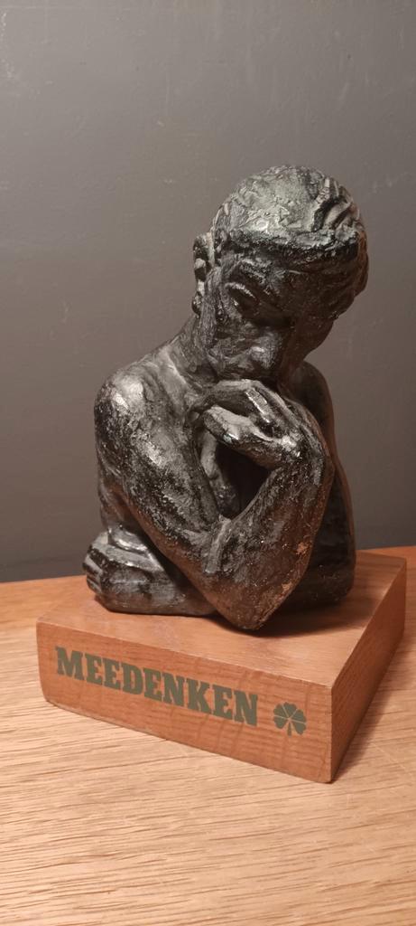 parodie op "de Denker" van Rodin, meedenken...., Antiek en Kunst, Kunst | Beelden en Houtsnijwerken, Ophalen of Verzenden