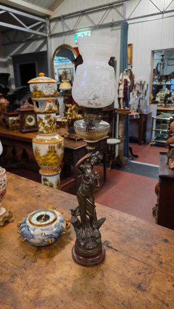 Beeld olielamp beschikbaar voor biedingen