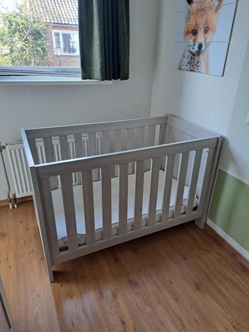 Ledikant licht grijs hout, Kinderen en Baby's, Kinderkamer | Complete kinderkamers, Zo goed als nieuw, Jongetje of Meisje, Ophalen