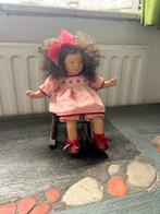 Verzamelpop “White Balloon” met stoel – decoratieve pop, Verzamelen, Poppen, Ophalen, Zo goed als nieuw, Pop