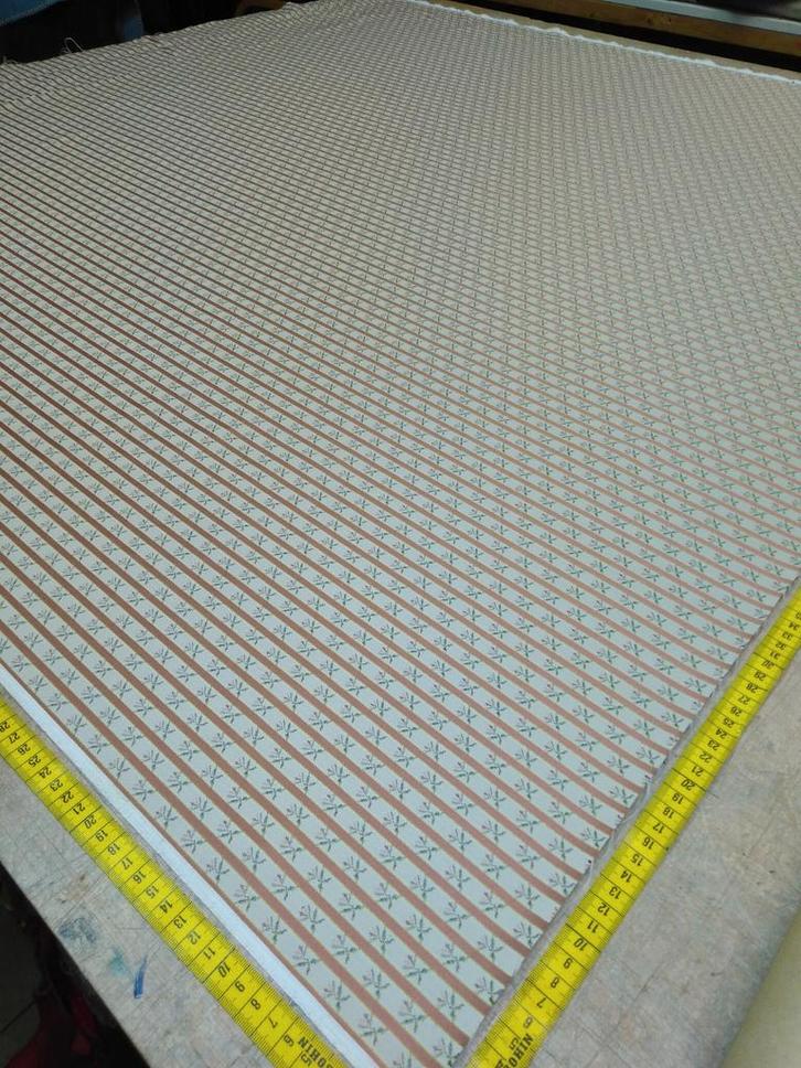 Vintage gestreepte stof met bloemmotief, Hobby en Vrije tijd, Stoffen en Lappen, Nieuw, Polyester, 120 cm of meer, 30 tot 200 cm