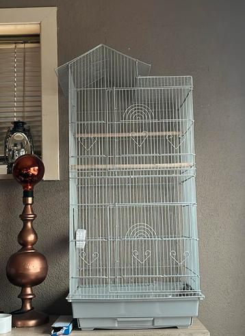 Hoge vogelkooi met veel openingen beschikbaar voor biedingen