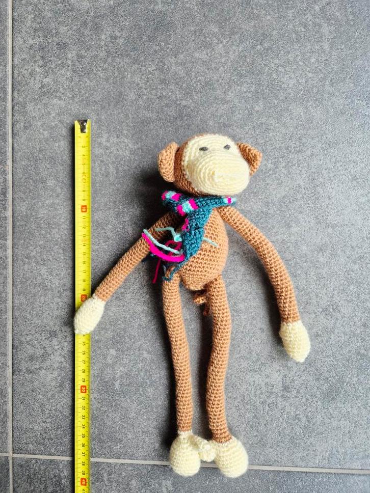 Gehaakte Knuffel Aap met Sjaal, Kinderen en Baby's, Speelgoed | Knuffels en Pluche, Zo goed als nieuw, Overige typen, Ophalen of Verzenden