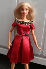 Barbie kleding nieuw - Korte jurk rood satijn met strikje, Ophalen of Verzenden, Nieuw, Barbie