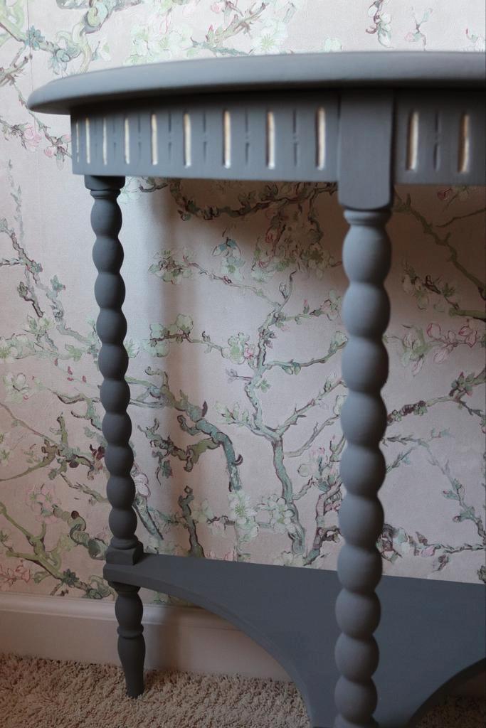 Bijzettafeltje half rond kleur grijs met oude details, Antiek en Kunst, Curiosa en Brocante, Ophalen