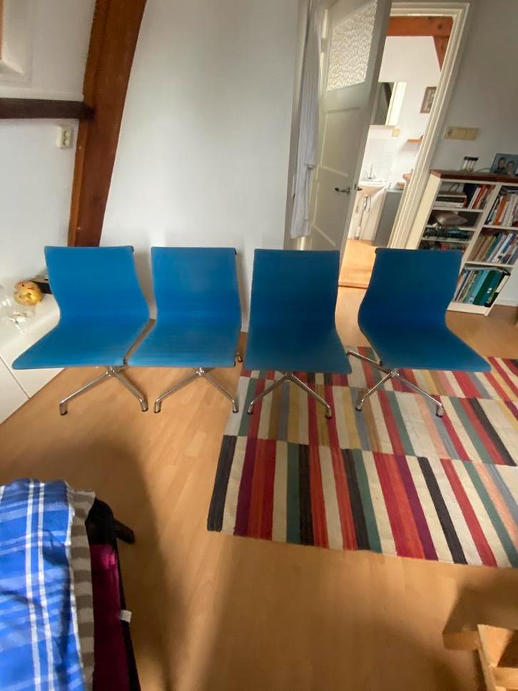 Vitra Eames aluchair EA104 blauwe hopsak 4 stuks, Huis en Inrichting, Stoelen, Zo goed als nieuw, Blauw, Ophalen